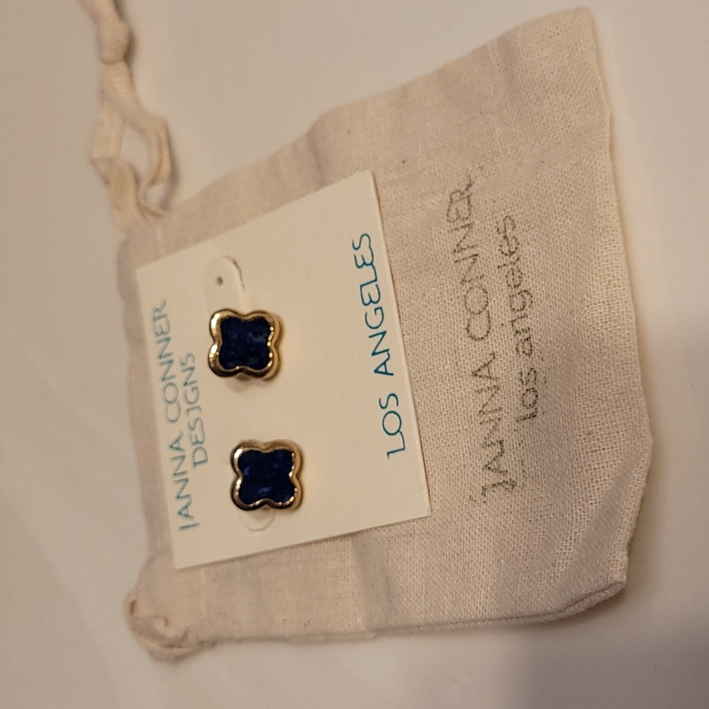 Janna Conner Gold/lapis lazuli clover earrings